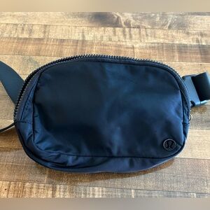 Lululemon Everywhere belt bag